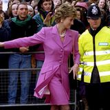 Im knalligen, fuchsiafarbenen Ensemble verbreitete Prinzessin Diana im Februar 1994 beim Besuch eines Kinderkrankenhauses gute Laune.