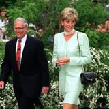 Für den Besuch einer Gartenschau im Juni 1996 kombinierte Diana ein frisches, lindgrünes Ensemble mit enganliegender Perlenkette.