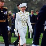 Wunderschön wie ein Gemälde. Dianas Kostüm von Catherine Walker glich beim Besuch der Sandhurt Militärakademie im April 1987 zwar einer Uniform, uniformiert sah sie dabei keineswegs aus, sondern modisch treffsicher.