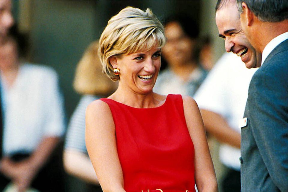 Erfrischt und sommerlich wirkte eine gute gelaunte Lady Diana im englischen Harrow bei der Eröffnung eines Kinderzentrums im Juli 1997 im leuchtend roten Etuikleid mit integriertem Gürtel. Ein fröhlich wirkendes Bild, das angesichts ihres Todestags nur wenige Wochen später am 31. August 1997, eine traurige Note bekommt. Dabei bleibt nicht nur die sympathische Art von Diana in den Herzen unzähliger Menschen, sondern auch ihr ikonischer Kleidungsstil. Den zeigt GALA Ihnen anlässlich ihres 25. Todestags hier in der Bildergalerie.