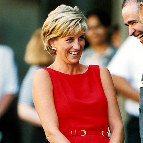 Erfrischt und sommerlich wirkte eine gute gelaunte Lady Diana im englischen Harrow bei der Eröffnung eines Kinderzentrums im Juli 1997 im leuchtend roten Etuikleid mit integriertem Gürtel. Ein fröhlich wirkendes Bild, das angesichts ihres Todestags nur wenige Wochen später am 31. August 1997, eine traurige Note bekommt. Dabei bleibt nicht nur die sympathische Art von Diana in den Herzen unzähliger Menschen, sondern auch ihr ikonischer Kleidungsstil. Den zeigt GALA Ihnen anlässlich ihres 25. Todestags hier in der Bildergalerie.