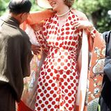Im rot-weißen Pünktchenkleid war Prinzessin Diana bei einem Staatsbesuch in Kyoto ein echter Hingucker.
