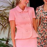 Im rosafarbenen Zweireiher-Ensemble bezaubert Prinzessin Diana 1995 bei einem Staatsbesuch den damaligen argentinischen Präsidenten Carlos Menem.