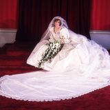 Das opulente Hochzeitskleid, welches Diana 1981 zu ihrer Hochzeit mit Prinz Charles trug, wurde vom Designer-Duo David und Elizabeth Emanuel kreiert. Die Schleppe war 7,62 Meter lang.