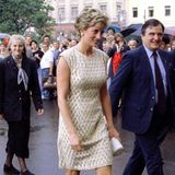 Im kurzen, golddurchwebten Etuikleid und weißen Satin-Pumps besuchte Lady Di im Juni 1995 eine Vorstellung im Moskauer Bolschoi-Theater.
