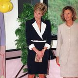 Ein Schwarz-Weiß-Look, irgendwo zwischen Stewardess und Stil-Ikone: Prinzessin Diana bezaubert in einem schmalen Kostüm mit auffälligem Revers und weißem Taillengürtel.
