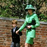 Wunderbar britisch kleidete sich Prinzessin Diana für die Hochzeit von Helen Windsor im Juli 1992. Im pistaziengrünen Ensemble mit passendem Hut war sie ein farbenfroher Eyecatcher.