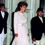 Während ihres Staatsbesuchs in Nepal im März 1993 zeigte sich Prinzessin Diana mit diesem reich bestickten, weißen Satin-Kleid und passenden Pumps.