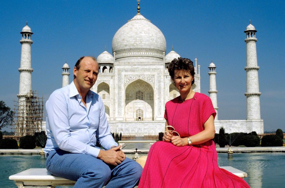 Haakons Eltern, König Harald und Königin Sonja besuchen den Taj Mahal 20 Jahre vor ihrem Sohn, im Februar 1986. Haakons Eltern, König Harald und Königin Sonja besuchen den Taj Mahal 20 Jahre vor ihrem Sohn, im Februar 1986.