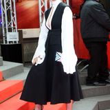 Cynthia Nixons wirkt im schwarz-weißen Midi-Kleid, das sie zur Premiere von "Indignation" im Zoopalast trug, wie eine Nonne, die sexy sein möchte. Und irgendwie passt das so gar nicht.