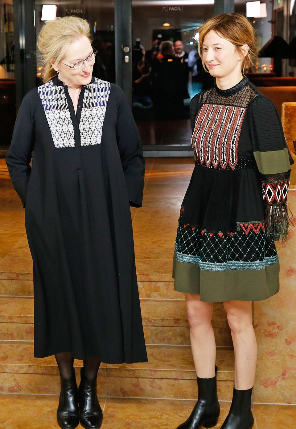 Die Jury-Mitglieder Meryl Streep und die italienische Schauspielerin Alba Rohrwacherhaben sich für ihren gemeinsamen Fototermin für bezaubernde Outfits im dezenten Ethno-Look entschieden.