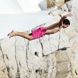 Vito Schnabel springt von den berühmten Klippen des Hotel Du Cap Eden Roc und macht dabei eine gute Figur.