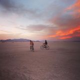 September 2016  Heidi Klum und ihr Liebster Vito Schnabel verbringen eine schöne Zeit beim "Burning Man"-Musikfestival. Verliebt radelt das Paar anschließend in den Sonnenuntergang.