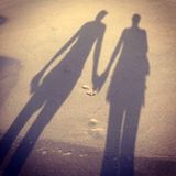 September 2016  Heidi Klum postet ein romantisches Bild zweiter Schatten: Offenbar geht sie Hand in Hand mit ihrem Vito am Strand spazieren. "Liebe" schreibt sie zu der Aufnahme.
