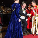 Nicht sehr passend: Königin Margrethe von Dänemark trägt ein blaues Samtkleid und dazu schwarze Wildlederschuhe.