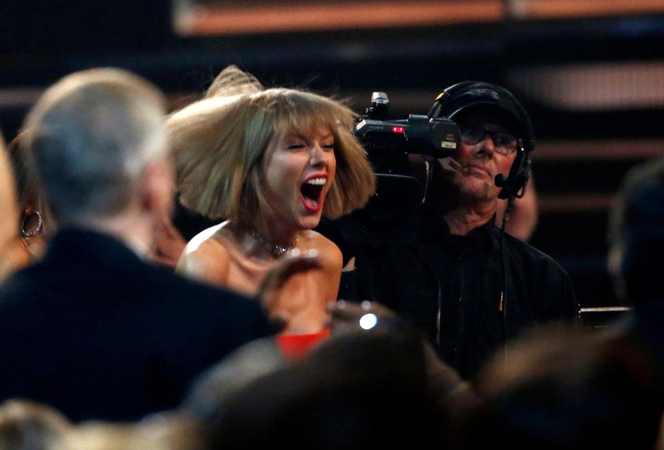Taylor Swift freut sich mit ihrem Kumpel Ed Sheeran über seine Auszeichnung. Taylor Swift freut sich mit ihrem Kumpel Ed Sheeran über seine Auszeichnung.
