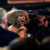 Taylor Swift freut sich mit ihrem Kumpel Ed Sheeran über seine Auszeichnung.