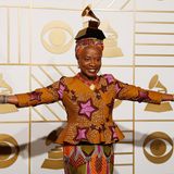 Angelique Kidjo trägt ihren Grammy auf dem Kopf.