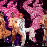Lady Gaga erinnert mit einem Medley seiner Songs und mit ihrem Outfit an den verstorbenen Musiker David Bowie.