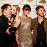 Matt Bellamy und seine Muse-Band-Kollegen feiern ihren Grammy für das Beste Rock-Album. Von Freundin Elle Evans gibt es zur Belohnung ein Küsschen.