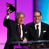 Tony Bennett und Bill Charlap nehmen den Award für das Beste traditionelle Popgesangs-Album entgegen.