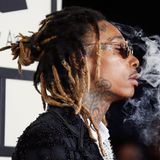 Wiz Khalifa genehmigt sich bei seiner Ankunft auf dem roten Teppich erstmal eine Zigarette.