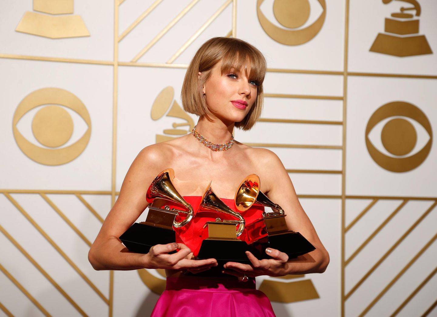 Taylor Swift ist die Gewinnerin des Abends. Sie räumt bei den 58. Grammy Awards in den Kategorien Album des Jahres, Bestes Pop-Gesangsalbum und Bestes Musikvideo ab.