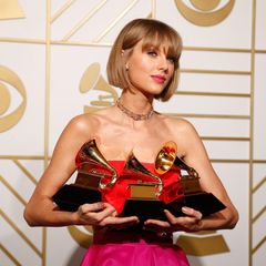 Taylor Swift ist die Gewinnerin des Abends. Sie räumt bei den 58. Grammy Awards in den Kategorien Album des Jahres, Bestes Pop-Gesangsalbum und Bestes Musikvideo ab.