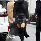 Gigi Hadid hat wirklich ein Faible für lange Mäntel. Edel und gleichzeitig sexy sind Mantel, Overkness und Lederrock in Kombination.