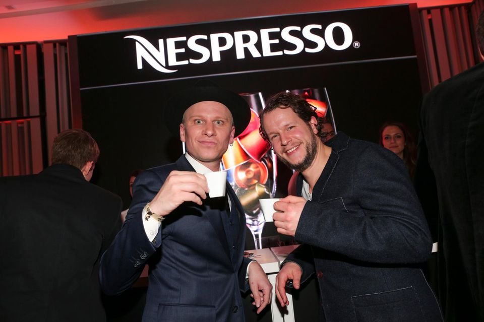 Robert Stadlober und Mirko Lang prosten mit heißen Wachmachern von Nespresso zu.