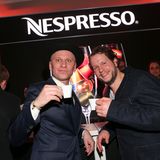 Robert Stadlober und Mirko Lang prosten mit heißen Wachmachern von Nespresso zu.