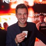 Moderator Jochen Schropp findet abseits der Party gerne Zeit für einen Koffeinkick bei Nespresso.