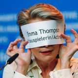 Bei der Pressekonferenz versteckt sich Emma Thompson hinter ihrem Namensschild.
