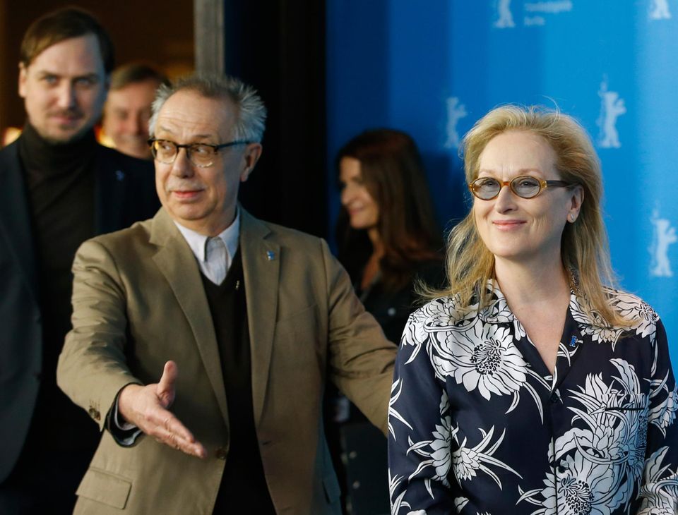 Festivaldirektor Dieter Kosslick folgt Jurypräsidentin Meryl Streep zur Pressekonferenz.
