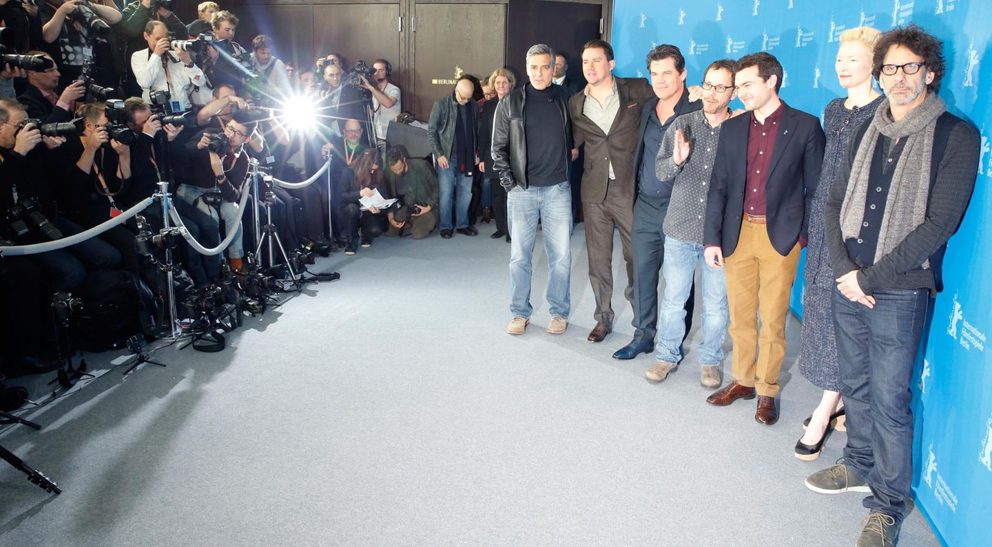 Die Cast des Eröffnungsfilms "Hail, Caesar!" erscheint geschlossen zur Pressekonferenz.
