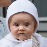 Juli 2012  Knapp fünf Monate ist Prinzessin Estelle alt, als Mama Victoria ihren 35. Geburtstagb feiert. Von den Feierlichkeiten bekommt sie noch nicht viel mit, dennoch guckt sie zuckersüß aus der Wäsche.