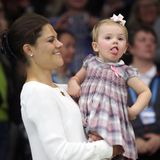 Oktober 2013  Selbstbewusst streckt Prinzessin Estelle die Zunge raus. Das Publikum des Tennisturniers in Stockholm beeindruckt sie nicht.