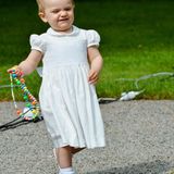 Juli 2013  Mit Knautschgesicht und Spielzeug präsentiert sich Prinzessin Estelle den Fotografen am Geburtstag von Mama Victoria.