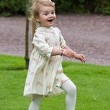 Juli 2014  Das muss ein wahre Freude für Prinzessin Victoria sein: Ihre Tochter Prinzessin Estelle hüpft ihr strahlend entgegen, um Mama zum Geburtstag zu gratulieren.