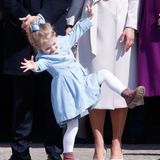 April 2015  Estelle ist ein wahrer Sonnenschein! Auch am Geburtstag ihres Opas, König Carl Gustaf, verbreitet die Kleine gute Laune.