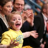 Februar 2016  Beim Eishockeyspiel Schweden gegen Finnland in der Stockholmer Eishockeyarena trägt Prinzessin Estelle voller Stolz ein Teamshirt und die schwedische Flagge als Fanbemalung auf der Wange.