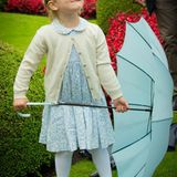 Juli 2015  An Mama Victorias Geburtstag verdirbt der leichte Nieselregen Prinzessin Estelle nicht ihre gute Laune. Fröhlich spielt sie mit dem Regenschirm.