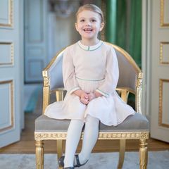 Zum vierten Geburtstag der kleinen Prinzessin veröffentlichte das Königshaus ein neues Foto des süßen Palastsonnenscheins