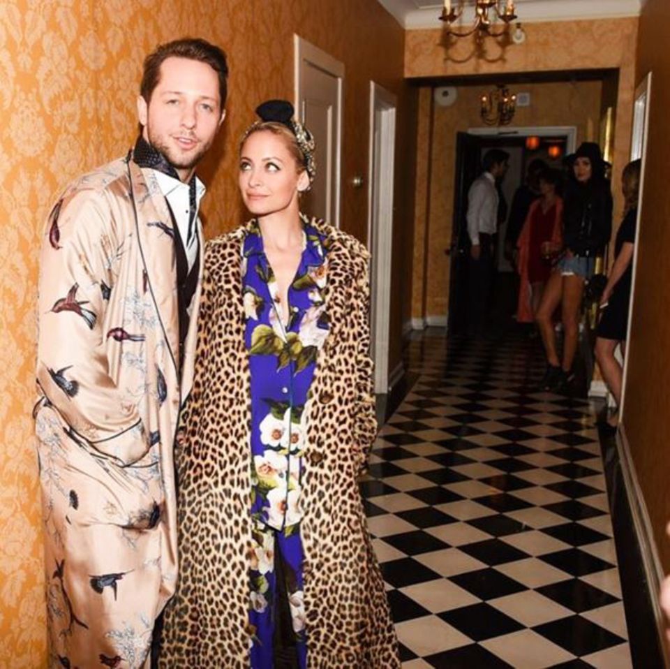 Schmachtend posiert Nicole Richie mit Derek Blasberg. Das It-Girl trägt einen floralen Schlafanzug mit Leo-Mantel - ein gewagter, aber cooler Stilmix! Schmachtend posiert Nicole Richie mit Derek Blasberg. Das It-Girl trägt einen floralen Schlafanzug mit Leo-Mantel - ein gewagter, aber cooler Stilmix!