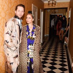 Schmachtend posiert Nicole Richie mit Derek Blasberg. Das It-Girl trägt einen floralen Schlafanzug mit Leo-Mantel - ein gewagter, aber cooler Stilmix!