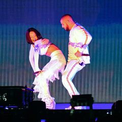 Das Expaar Rihanna und Drake zeigt die wohl schlüpfrigste Performance des Abends. Die twerkende Rihanna lässt dabei unweigerlich Erinnerungen an Miley Cyrus' Auftritt mit Robin Thicke bei den "VMAs" 2013 aufkommen.