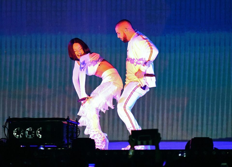 "BRIT Awards": Das Expaar Rihanna und Drake zeigt die wohl schlüpfrigste Performance des Abends. Die twerkende Rihanna lässt dabei unweigerlich Erinnerungen an Miley Cyrus' Auftritt mit Robin Thicke bei den "VMAs" 2013 aufkommen. Das Expaar Rihanna und Drake zeigt die wohl schlüpfrigste Performance des Abends. Die twerkende Rihanna lässt dabei unweigerlich Erinnerungen an Miley Cyrus' Auftritt mit Robin Thicke bei den "VMAs" 2013 aufkommen.