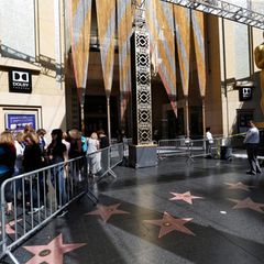 Schaulustige haben sich versammelt, um die Vorbereitungen für die große Oscar-Nacht zu verfolgen.