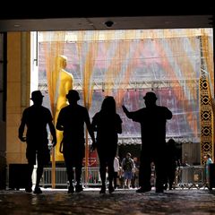 Außer aller Welt kommen Touristen zum Hollywood Boulevard und hoffen die größten Stars hautnah erleben zu können.