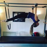 Sieht super professionell aus, was die 22-jährige Sängerin Victoria Swarovski hier im Pilatesstudio veranstaltet.